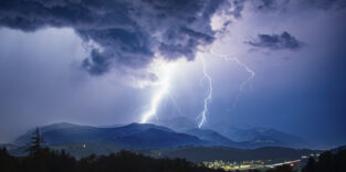 Blitze bei einem heftigen Gewitter über Siegsdorf und dem Hochfelln...