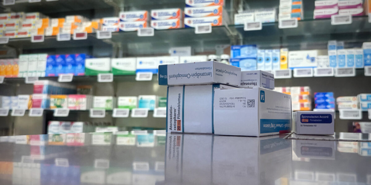 Medikamentenregal in einer Apotheke.