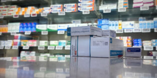 Medikamentenregal in einer Apotheke.