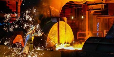 Die Stahlindustrie kränkelt, da sind sich Gewerkschaft und Arbeitgeber einig. Wegen der Forderung nach einem Inflationsausgleich könnte es dennoch Warnstreiks geben. Foto: picture alliance / Rupert Oberhäuser