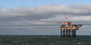 Blick auf die Bohrinsel des niederländischen Unternehmens One-Dyas in der Nordsee