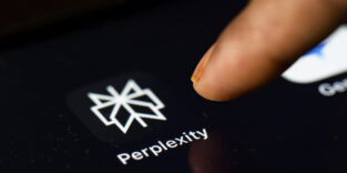 Finger tippt auf das App-Symbol der KI-Suchmaschine Perplexity auf einem Smartphone.