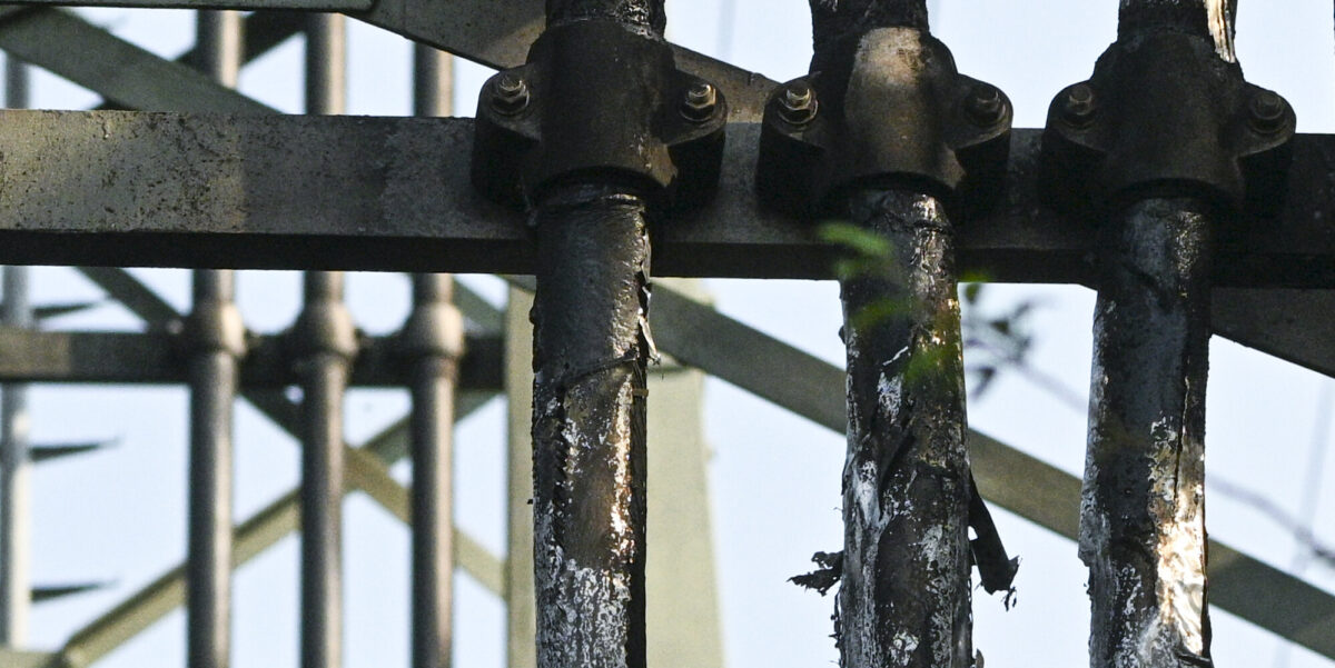 Der teilweise beschädigte Strommast in Berlin