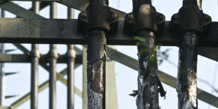 Der teilweise beschädigte Strommast in Berlin