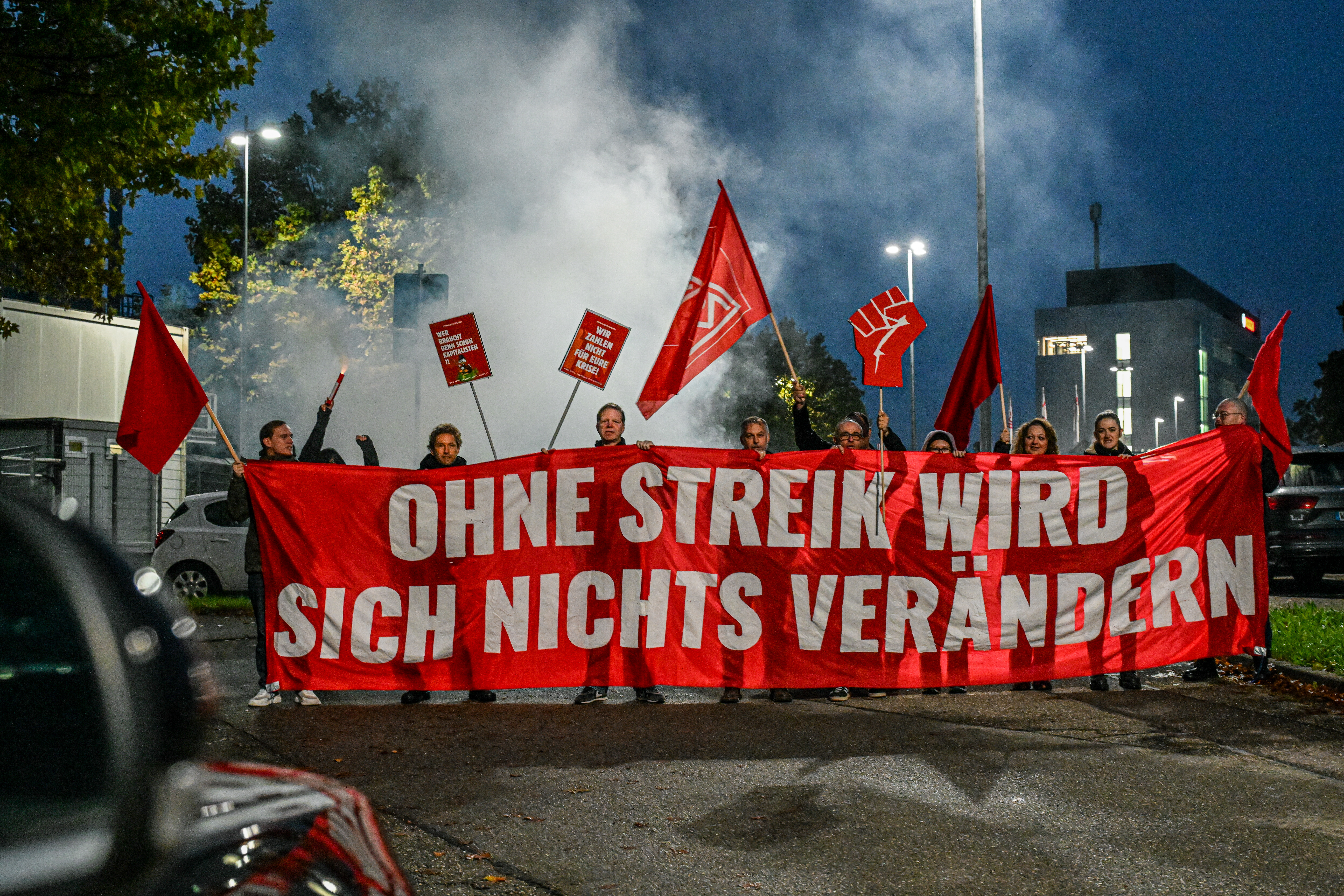 Ein Konflikt mit Arbeitnehmervertretungen und der IG Metall steht bevor. Beide kündigten massiven Widerstand an. Für Bosch bedeutet das nicht nur schwierige Verhandlungen, sondern auch ein mögliches Imageproblem in Regionen, die stark von den Werken abhängen. Foto: picture alliance/dpa/Jason Tschepljakow