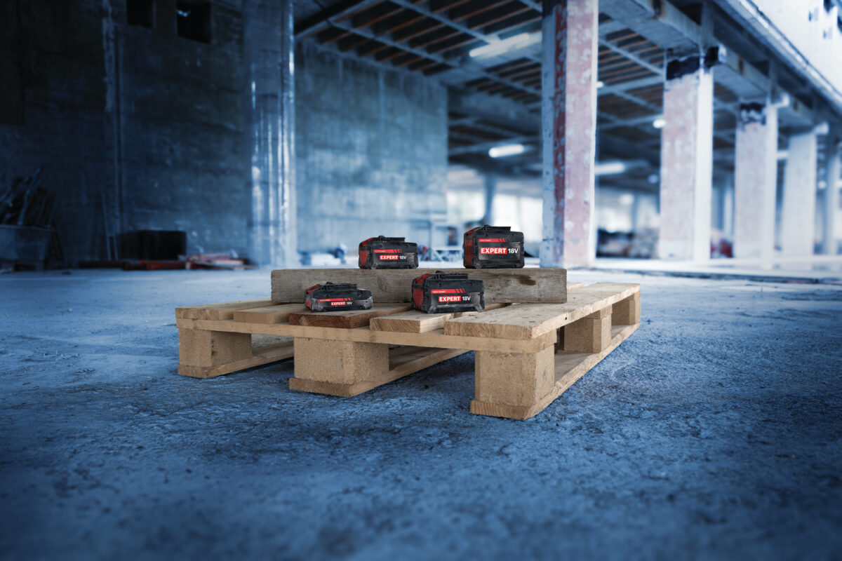 Blick in eine Halle, in der auf einer Palette ein paar Akkus von Bosch liegen.