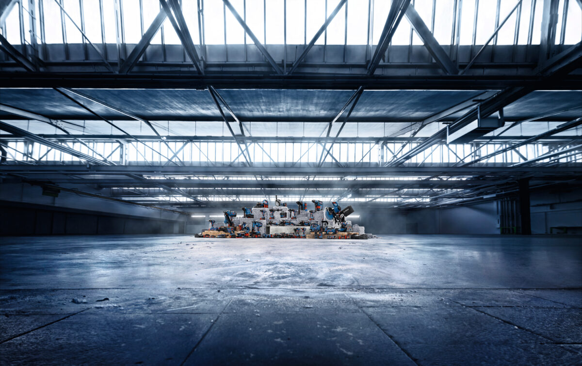 Ein Blick in eine Werkhalle, in der mittig eine Auswahl der neuen Geräte der Bosch-Profilinie stehen.