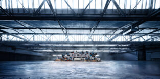 Ein Blick in eine Werkhalle, in der mittig eine Auswahl der neuen Geräte der Bosch-Profilinie stehen.