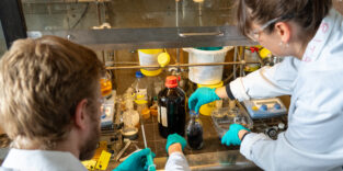 Kopenhagener Forschende verwandeln PET in ein CO₂-bindendes Material