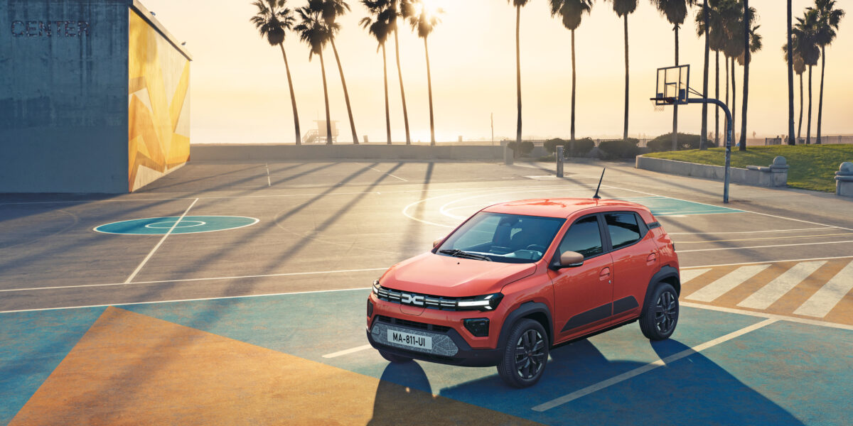 Experten drängen die europäische Autoindustrie, endlich bezahlbare Kleinwagen unter 20.000 € mit Elektroantrieb zu entwickeln. Volkswagen, Stellantis oder Renault sind dabei. Mit einem Grundpreis von knapp 17.000 € zählt der Dacia Spring Electric in Europa zu den günstigsten Elektro­autos. Er wird allerdings in China hergestellt. 
Foto: He&Me/Publicis ­Conseil/BEAM/Renault Group