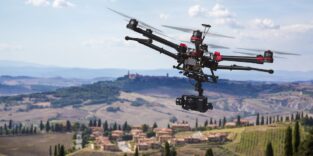 Drohne fliegt über ein ländliches Gebiet