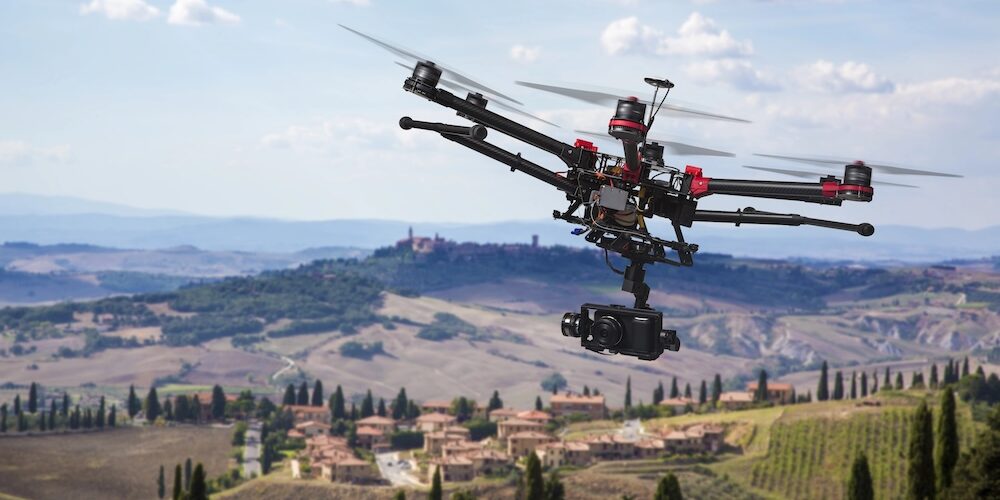 Drohne fliegt über ein ländliches Gebiet