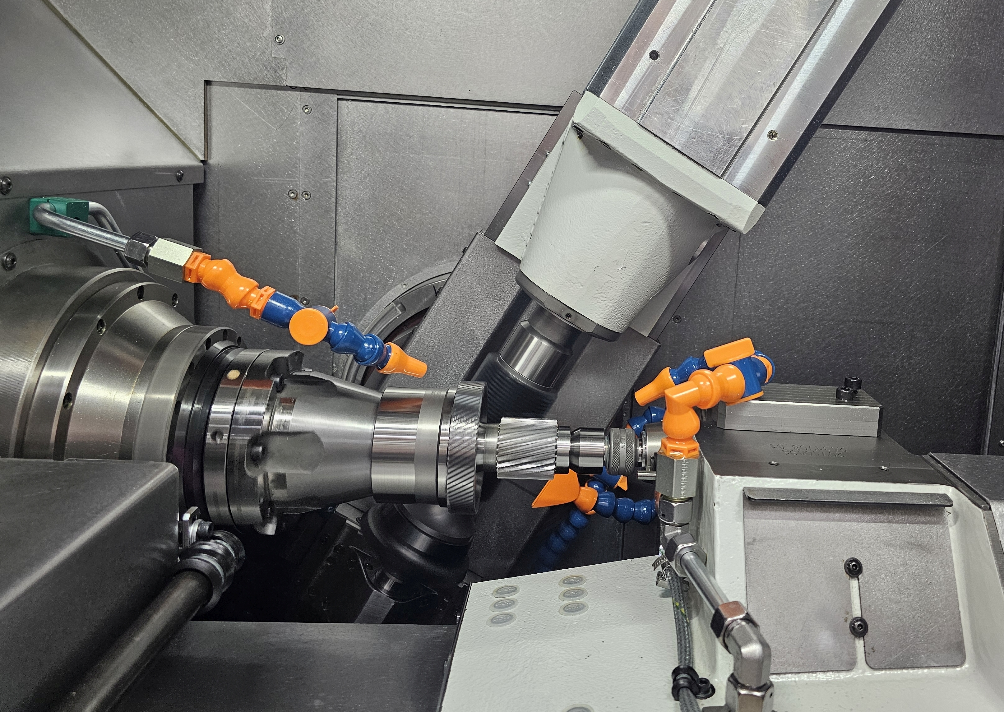 Zum klassischen Gechäft der EMAG-Gruppe gehört die Bearbeitung von Bauteilen für die Automobil- und Luftfahrtindustrie. Das Bild zeigt die Herstellung von Zahnrädern. Foto: M.Ciupek