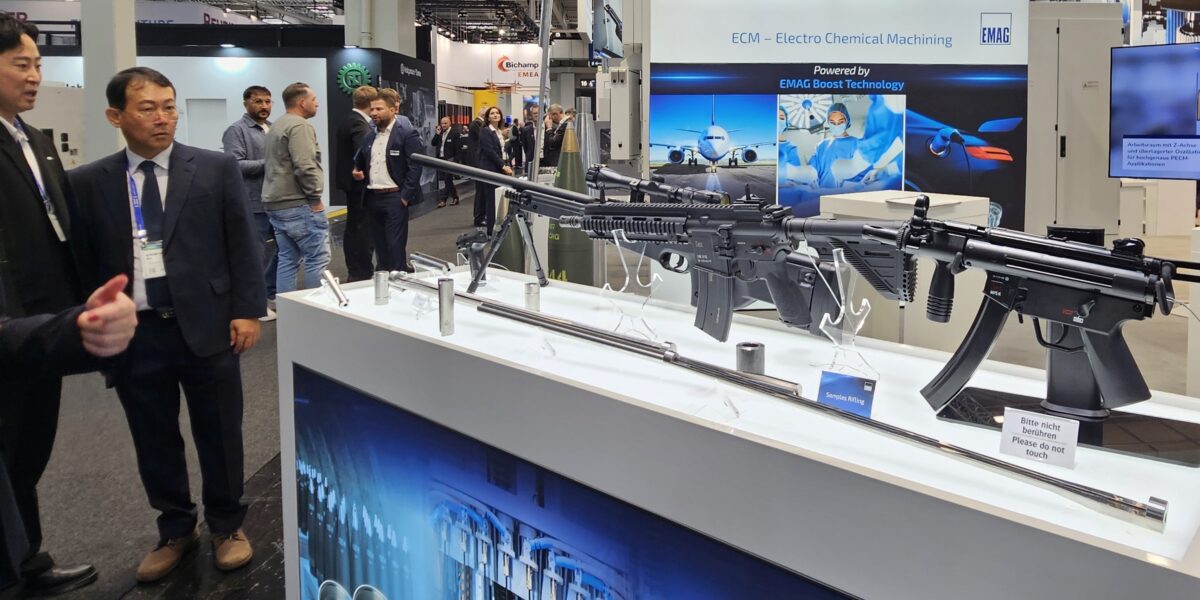 Kaum ein anderer Aussteller machte auf der Messe EMO Hannover so deutlich, dass auf den Werkzeugmaschinen auch Waffen produziert werden, wie die EMAG-Gruppe. Foto: M. Ciupek