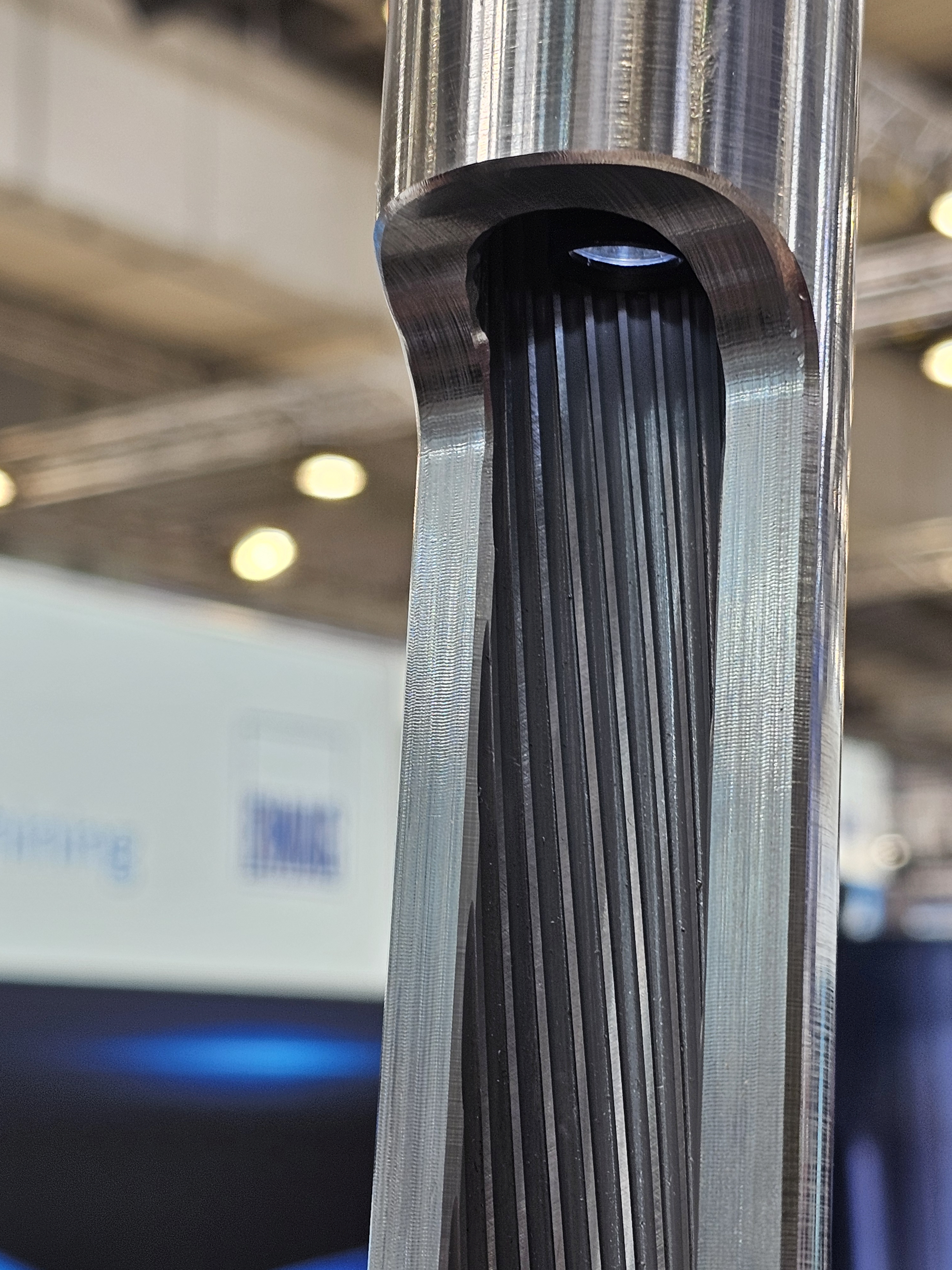 Blick in den Lauf einer Flag-Rohres. Die Spiralförmigen Nuten werden elektrochemisch hergestellt. Foto: M.Ciupek