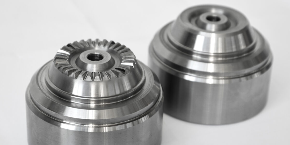 Links: kalt gewalzte Hirth-Verzahnung, rechts: Bauteil vor dem Verzahnungswalzen. Foto: Profiroll
