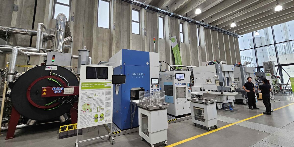 In der ETA-Fabrik des PTW an der TH Darmstadt werden Energieeffizienz, Energieflexibilität und Ressourceneffizienz in der Produktion erforscht. Der Prozess reicht von einem Ofen für die Rohteile über Werkzeugmaschinen und die Reinigung der Bauteile bis zum Energiemangement der Fabrikhalle. Foto: M. Ciupek