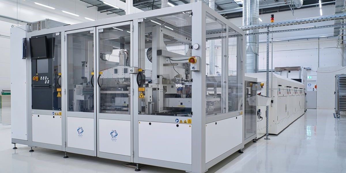 Das Produktionssystem EX432i mit einem Druckturm. Die Anlage zur industriellen Großserienfertigung per Siebdruck ist skalierbar. Foto: Exentis Group. 