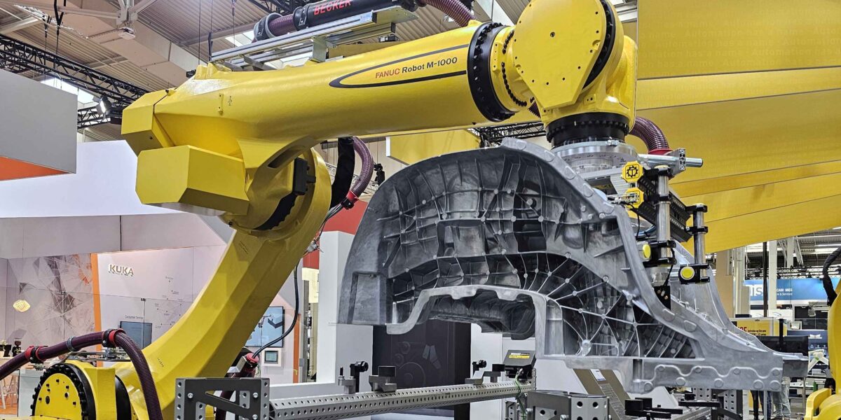 Weltweit sind Roboter für die Metallbearbeitung besonders gefragt. Das Bild zeigt die Handhabung eines Automobilbauteils aus Aluminium auf der Messe EMO Hannover 2025. Die Branche spricht von Gigacastings. 
Foto: M. Ciupek