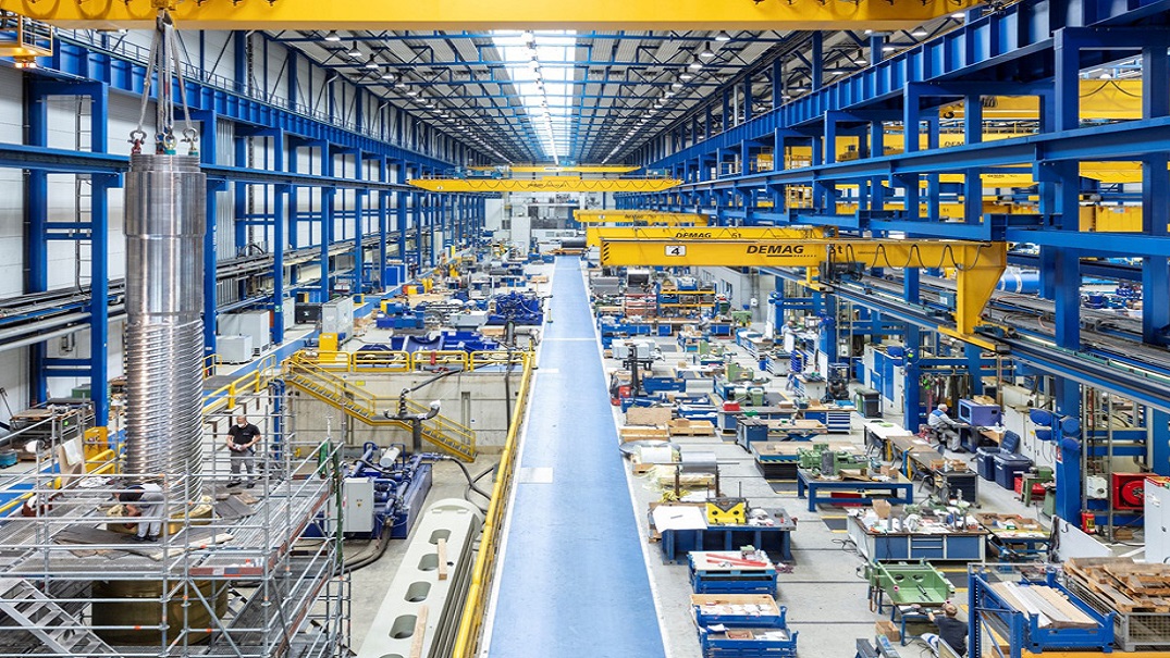 Einblick in die Produktion der SMS Group: Digitalisierung, effizientes Betriebsmittel-Management und prozesssichere Wissensweitergabe für die papierärmere Fertigung. Foto: SMS Group