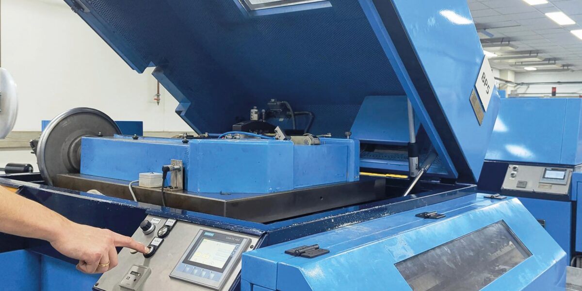 Für Kunden aus der Elektronikbranche führt KeyTec Arbeitsschritte für die Produktion von Batterien aus. In diesen sind Sonderstifte verbaut, die im Dreischichtbetrieb an Werkzeugmaschinen wie dieser hergestellt werden, deren Schutzhauben 45 kg schwer sind. Foto: ACE