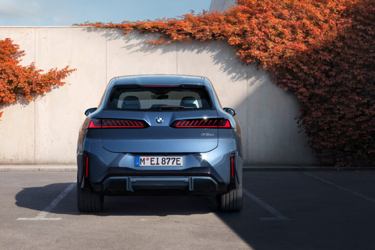 Der BMW iX3 von hinten