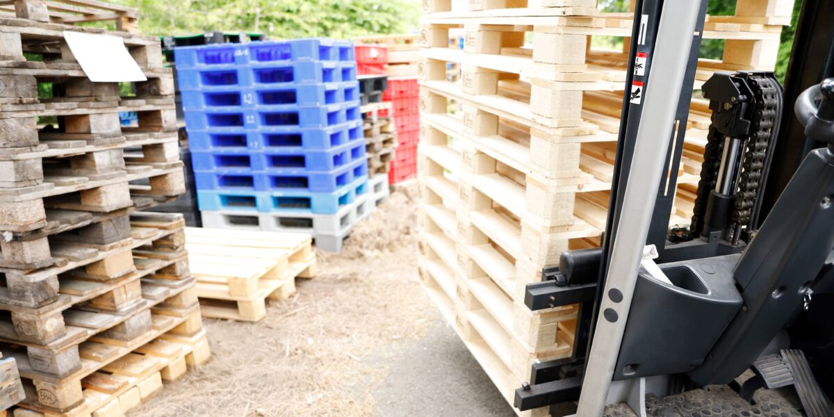 Knapp die Hälfte der Unternehmen überschätzt den eigenen Umsetzungsgrad der neuen EU-Verpackungsverordnung (PPWR). Zu diesem Ergebnis kommt eine gemeinsame Umfrage des Fraunhofer IML, des Softwareentwicklers Logistikbude und der Stiftung Initiative Mehrweg (SIM). Die Umfrage betont jedoch auch die Chancen der Veränderung: Wer jetzt früh handelt, ist nicht nur zukunftssicher aufgestellt, sondern kann sich auch einen Marktvorteil verschaffen. Foto: Fraunhofer IML