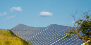 Solaranlage auf einem Feld.