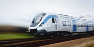 Zug auf freier Strecke mit hoher Geschwindigkeit