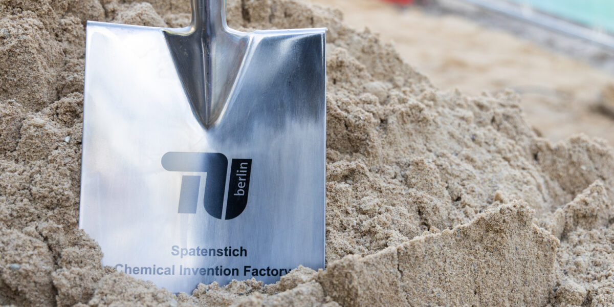 Spatenstich für die Chemical Invention Factory: In Berlin entsteht Europas größte Laborinfrastruktur für grüne Chemie.
Foto: TU Berlin/Christian Kielmann