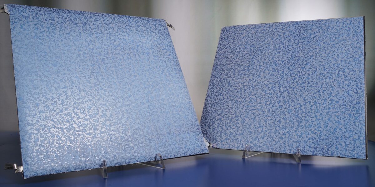 Mit Dekorfolie kaschierte, frei kombinierbare Fassadenelemente – links ein PV-Modul und rechts ein Blechfassadenelement ohne PV-Funktionalität.