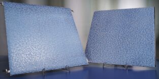 Mit Dekorfolie kaschierte, frei kombinierbare Fassadenelemente – links ein PV-Modul und rechts ein Blechfassadenelement ohne PV-Funktionalität.