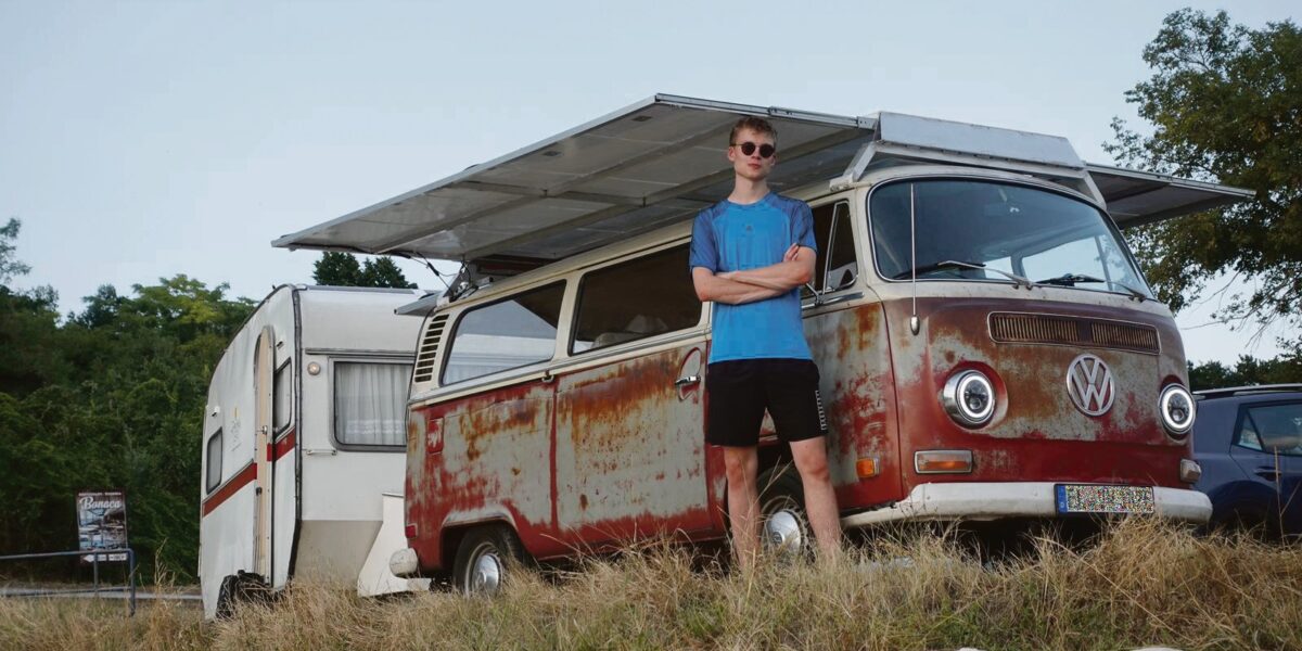 Der VW Bus T2 wurde von einem Studenten der Hochschule Osnabrück eigenhändig zu eine E-Fahrzeug umgebaut. Danach begab er sich auf eine Reise durch Europa. Foto: Max Heermann-Többenotke