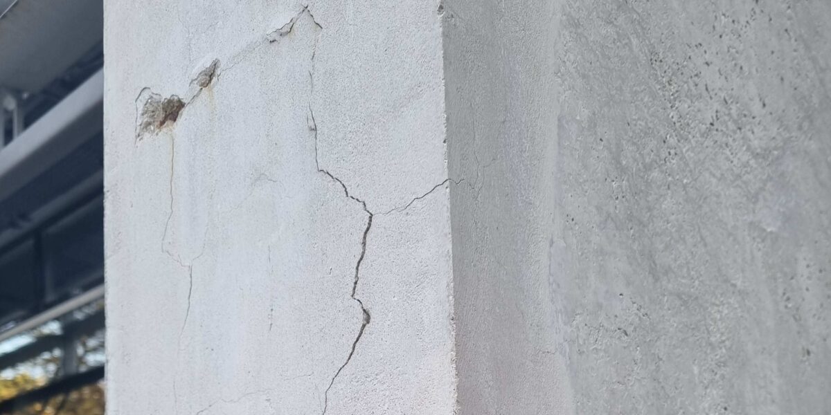 Schadhafte Instandsetzung einer Sichtbetonfläche, Zustand mehr als 15 Jahre nach der Instandsetzung. Grafik: IBB-TUD