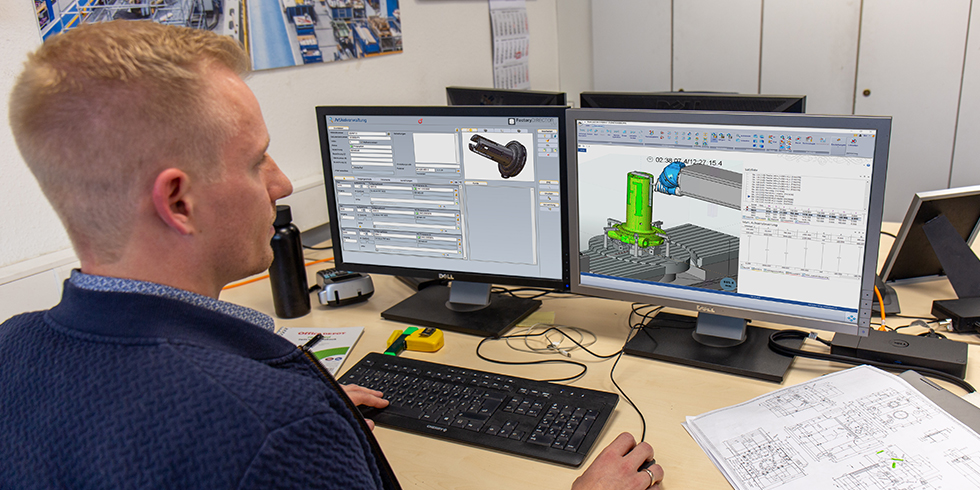 Ganz gleich, an welcher Stelle die CNC-Programmierung stattfindet – an der Maschine oder wie hier mit ProfiCAM VM in der Arbeitsvorbereitung – über FactoryDIRECTOR VM und ToolDIRECTOR VM ist stets vollständig dokumentiert, mit welchen Programmen und Werkzeugen bzw. Betriebsmitteln gearbeitet wurde. Foto: SMS Group