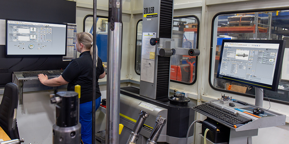 Der COSCOM ToolDIRECTOR VM mit TCI-Technologie sorgt für die zentrale Datenversorgung des Voreinstellgerätes sowie bedarfsgerechten Organisation der Komplettwerkzeuge und ihren Einzelkomponenten. Foto: SMS Group