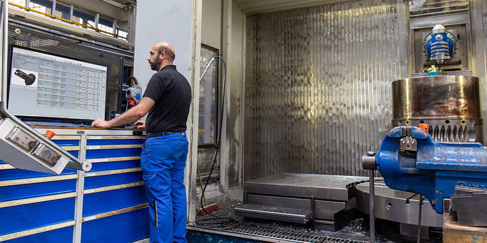 Alle Werkzeug- und Technologiedaten aus dem COSCOM FactoryDIRECTOR VM und ToolDIRECTOR VM stehen auf Knopfdruck über die InfoPOINT Terminals an den Werkzeugmaschineninseln zum Abruf bereit. Foto: SMS Group