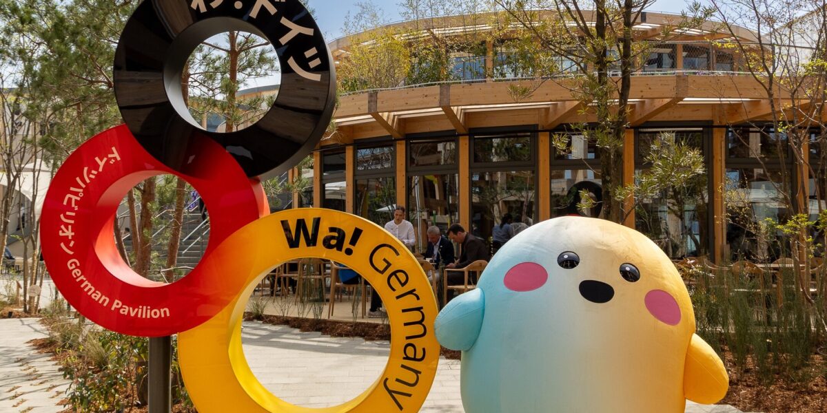 Viele Besucher des Deutschen Pavillons sind beeindruckt von der Architektur, vom spielerischen Zugang zum Thema Kreislaufwirtschaft und von der Vielfalt an Innovationen „made in Germany“. Wa bedeutet im Japanischen Kreis, Harmonie und Wow. 
Foto: (c) German Pavilion / Alexandre.Olivieri/Takography - German Pavilion interior view day