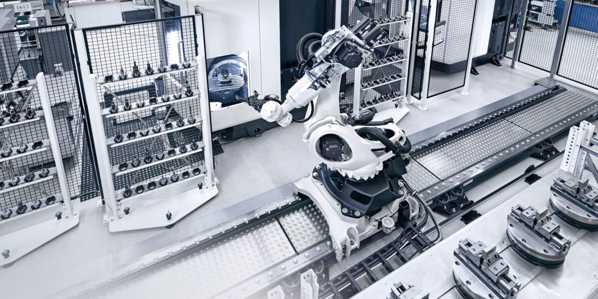 Mit Rob2Go bietet DMG Mori ein flexibles Robotersystem für den Einsatz an Werkzeugmaschinen. Foto: DMG MORI