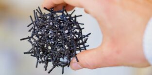 Modell des innovativen neuen Nano-Materials in Form eines Balles