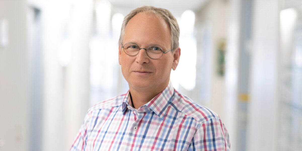 Es klingt noch ein wenig wie Science Fiction, funktioniert aber tatsächlich: Bakterien, die umweltschädliche Stoffe wie Polystyrol verwerten, um daraus die Ausgangsstoffe für Nylon zu produzieren, ohne dass neues Erdöl dafür gebraucht wird. Genau dies haben der Saarbrücker Professor für Biotechnologie, Christoph Wittmann (im Bild), und weitere Kolleginnen und Kollegen aus benachbarten Disziplinen nun geschafft. Foto: Michael Simon