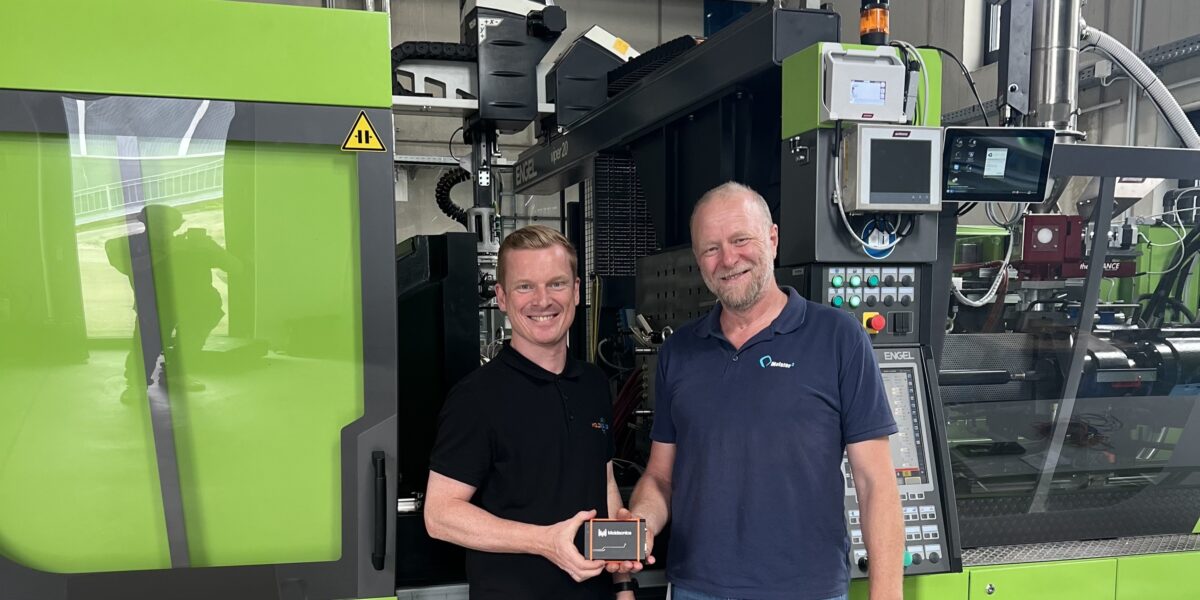 Thomas Mitterlehner (links), Geschäftsführer von Moldsonics, übergibt Michael Meister von der Beraterfirma Meister-Quadrat in Niklasdorf, Österreich, eine Elektronikeinheit. Meister-Quadrat wird die Sensorik künftig in Schulungen zur Spritzgießprozessanalyse einsetzen – für tiefere Einblicke in das Materialverhalten und ein besseres Verständnis der Prozessdynamik in Echtzeit. Foto: Moldsonics