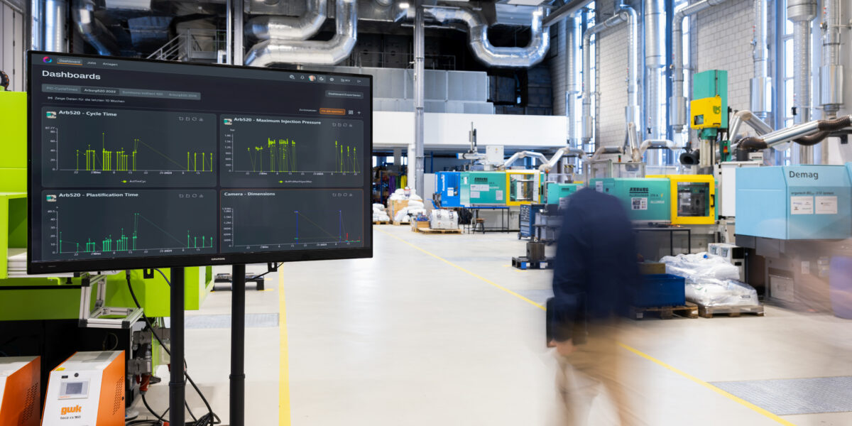 Ein Unternehmen überwacht in dieser Produktionshalle seine Spritzgießprozesse mit einem Dashboard des Start-ups Osphim. Foto: Osphim