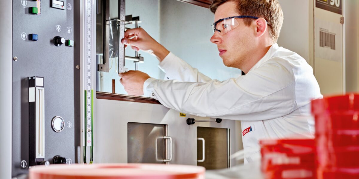 Eine Innovation sind schwer entflammbare Klebebänder, die vor allem in Anwendungen mit hohen Brandschutzanforderungen eingesetzt werden – etwa in der Automobilindustrie, im Bauwesen oder in der Elektronikfertigung. Foto: tesa® flameXtinct 