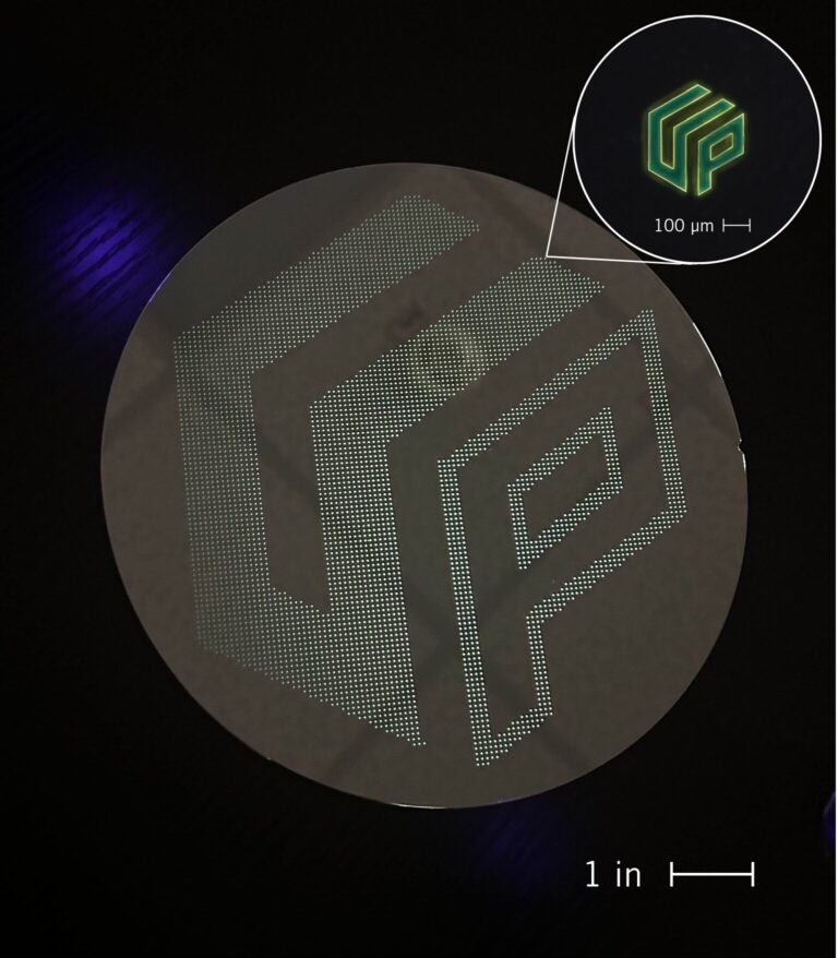 Der NanoPro VT erlaubt die Fertigung filigranster Strukturen in industriellem Maßstab mittels additiver Fertigung – so etwa das Bedrucken ganzer Wafer mit Mikrostrukturen. Foto: © UpNano GmbH