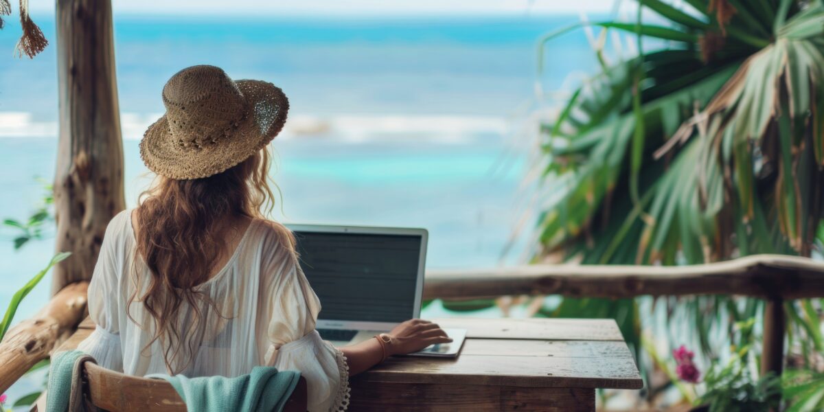 Arbeiten mit Aussicht: Workation steigert Motivation & Zufriedenheit, birgt aber auch Hürden – Studie vom Fraunhofer IAO zeigt Chancen im Wettbewerb um Fachkräfte.
Foto: Smarterpix/Vichizh