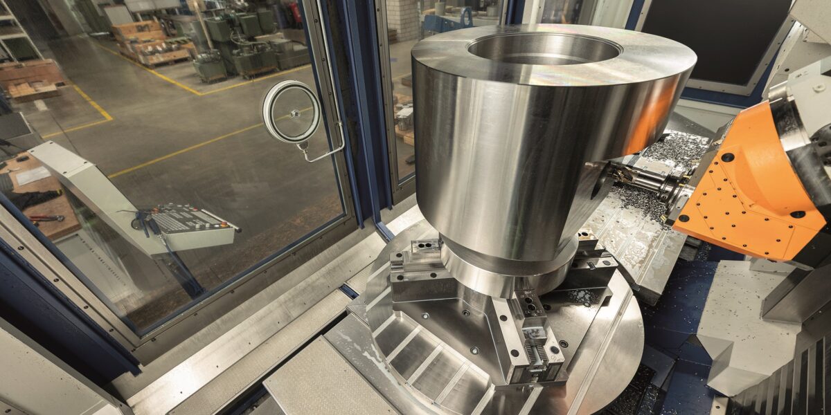 Sicher gespannt mit dem "INOFlex VL100" können große Werkstücke, teils auch weiter entfernt von der Spannstelle, prozesssicher bearbeitet werden. Foto: HWR Spanntechnik / Mario Irrmischer