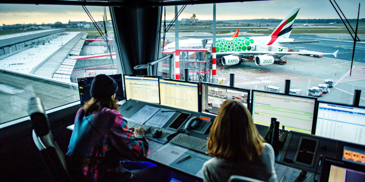 Im Tower regnet es Daten: Wetter, Flugbetrieb, Entscheidungen. Warum die Deutsche Flugsicherung auf Stochastik statt Genauigkeit setzt.
Foto: picture alliance/dpa | Axel Heimken