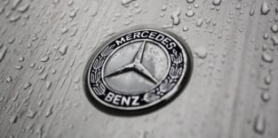 Regentropfen auf Mercedes