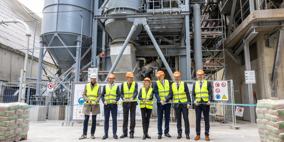 Von links: Simon Hausstetter (1. Bürgermeister der Gemeinde Rohrdorf), Daniel Artmann (MdL), Otto Lederer (Landrat Landkreis Rosenheim), Daniela Ludwig (Parlamentarische Staatssekretärin beim Bundesminister des Innern), Mike Edelmann (Geschäftsführer Rohrdorfer), Dr. Christopher Ehrenberg (Technischer Leiter Zementsparte Rohrdorfer) und Markus Judendorfer (Rohrdorfer Net Zero Emission Labs) schneiden das Band durch und weihen damit die neue Anlage ein. Foto: markusstecher@gmx.at